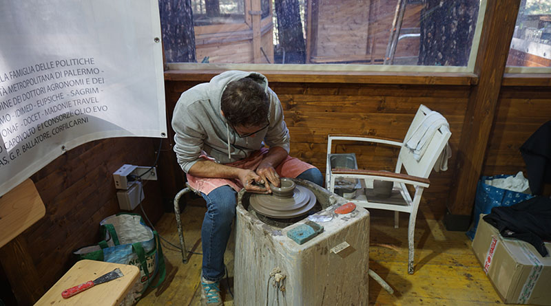 Ceramista al lavoro al Parco Avventura nel corso dell'evento Natura Mediterranea (ph Antonio Schembri)